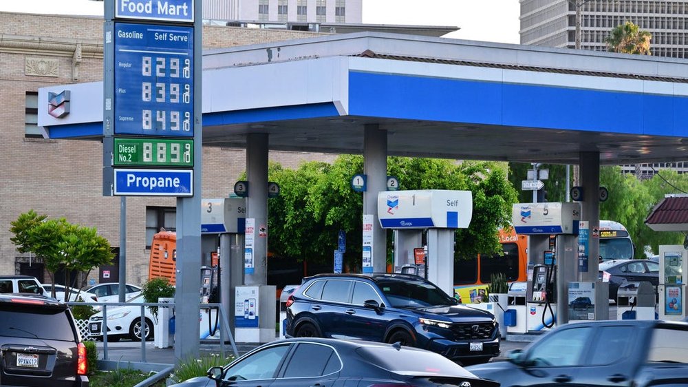 California Gas Stations Face Lawsuit Over Alleged AI-Driven Price Manipulation
